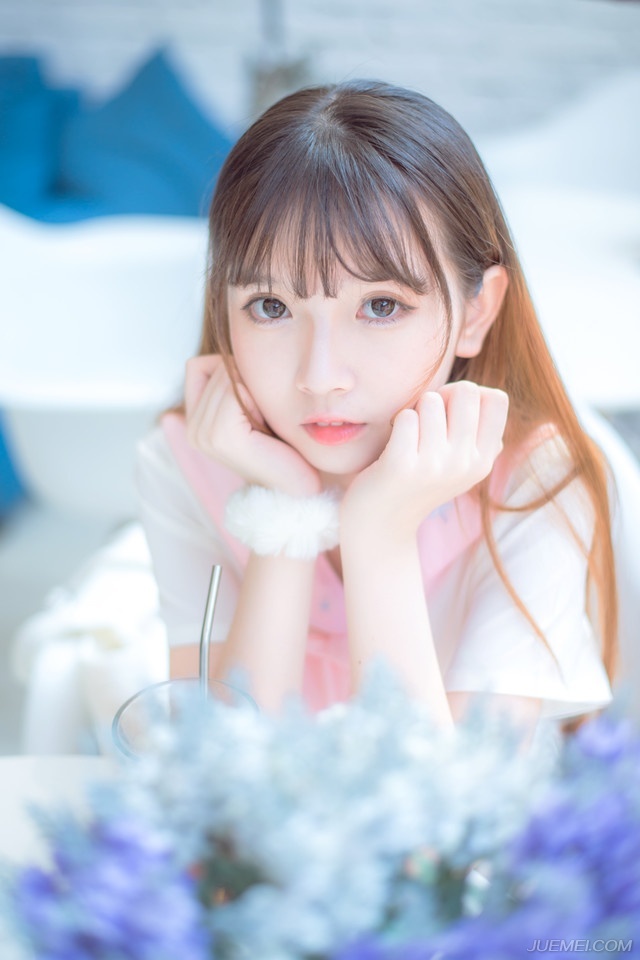 “嗯，为夫这段时间身在军中，倒是苦了你了，待这一仗打完，我便好好陪陪夫人。”刘璝笑道。